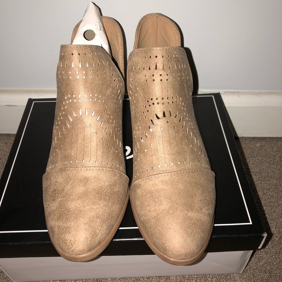 BRAND NEW SIZE 7.5 tan booties - Picture 2 of 4